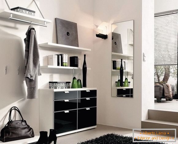 Compact entrance hall in black and white