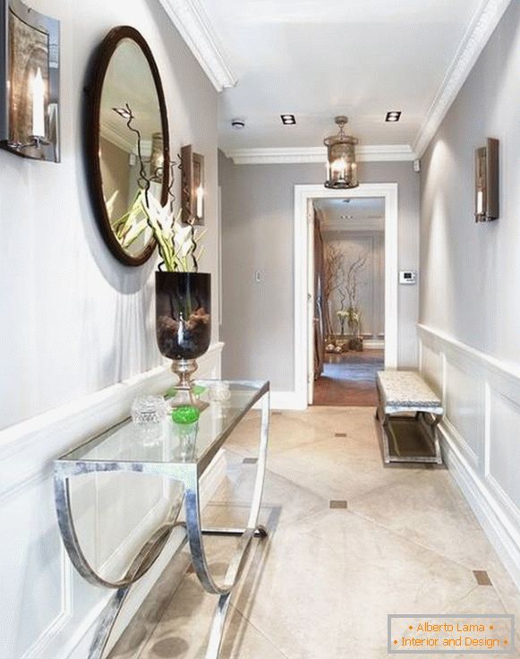 Desk console with mirror in the design of a narrow corridor