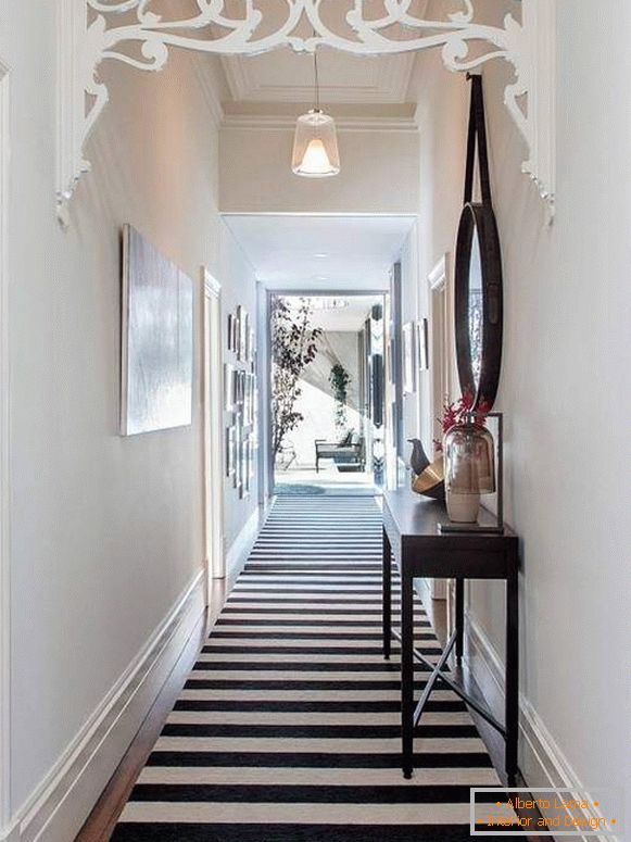 Design of a narrow long corridor in an apartment with a carpet