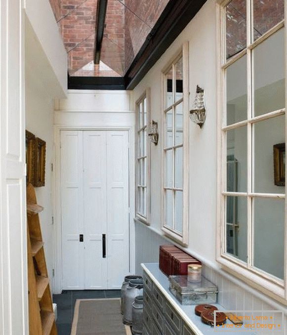 Mirrors and furniture in the design of a narrow corridor in the apartment