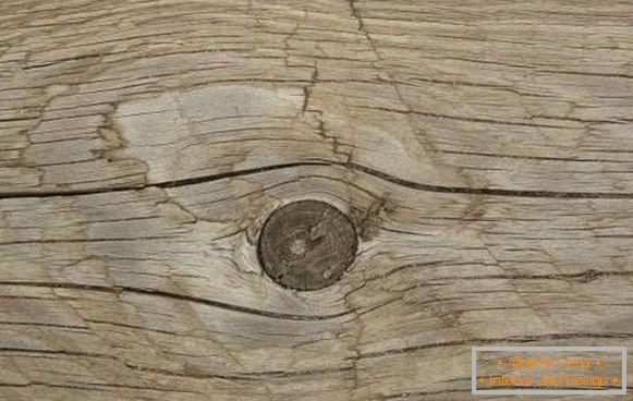 Cracks on knotty wood