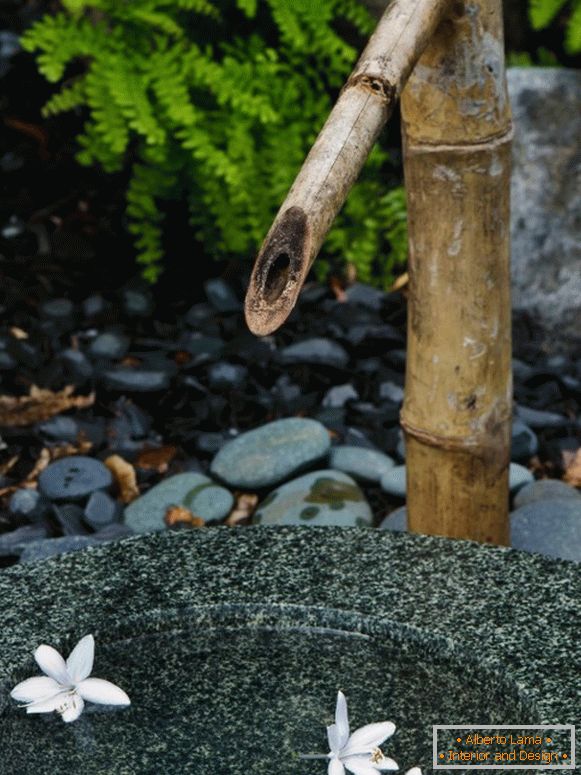 Japanese decor in the garden