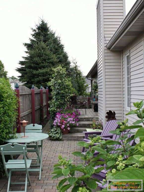 Simple design of a small courtyard