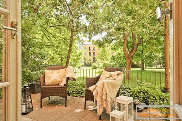 Wicker furniture and old lanterns for the terrace