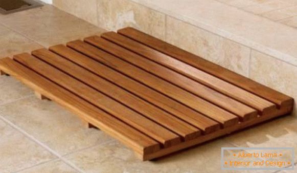 Wooden lattice on the floor in the bathroom