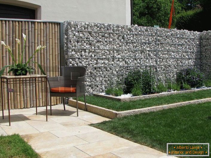 Elegant combination of stone and bamboo in the design of the recreation area.