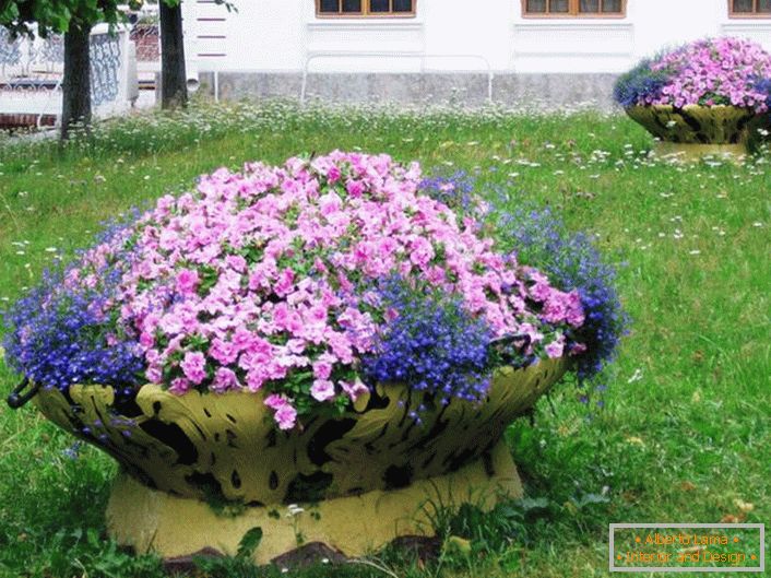 Decoration of the flowerbed from the tire does not take much time and does not take much energy.
