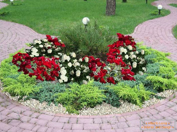 Round flower garden without any frame can look stylish and attractive.