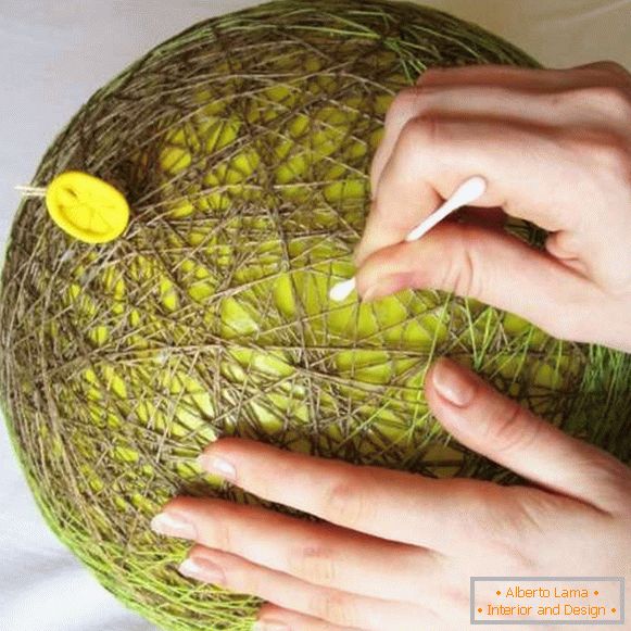 Create a lamp from a balloon and threads with your own hands step by step with the photo