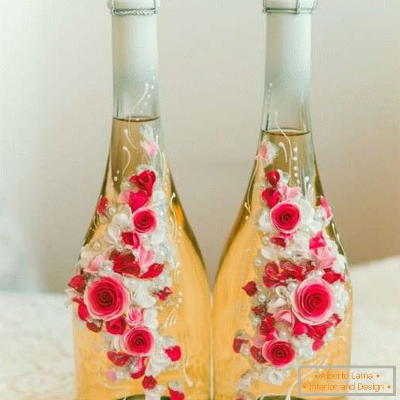 How to decorate a bottle of champagne for a wedding with flowers