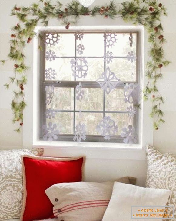 How to decorate a window for the New Year - photos of the best ideas