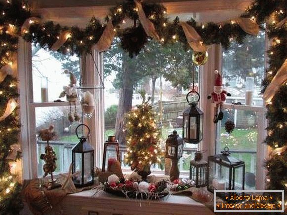 Magic design of windows for the New Year - photo in the interior