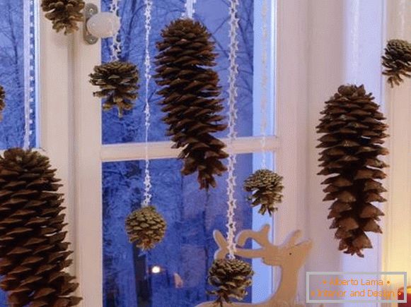 Christmas decoration of windows in the interior - photo with natural materials