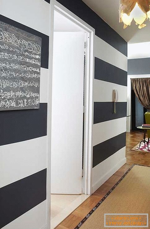 Black and white stripes on the wall in the corridor