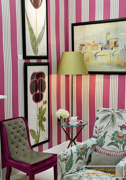 Vertical stripes on the walls in the living room
