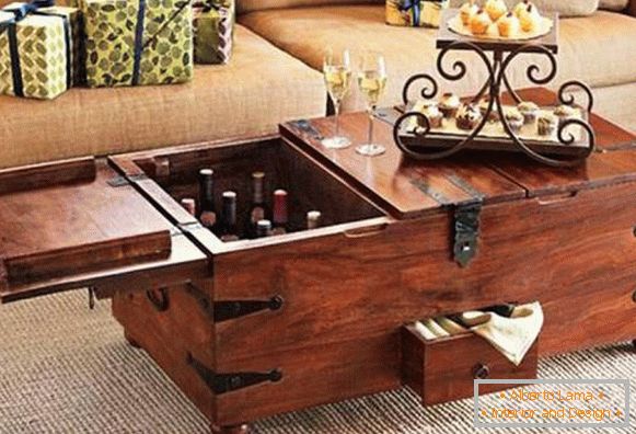 Coffee table in the form of a chest