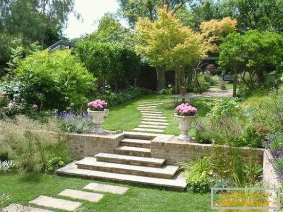 Interesting options for garden paths with their own hands