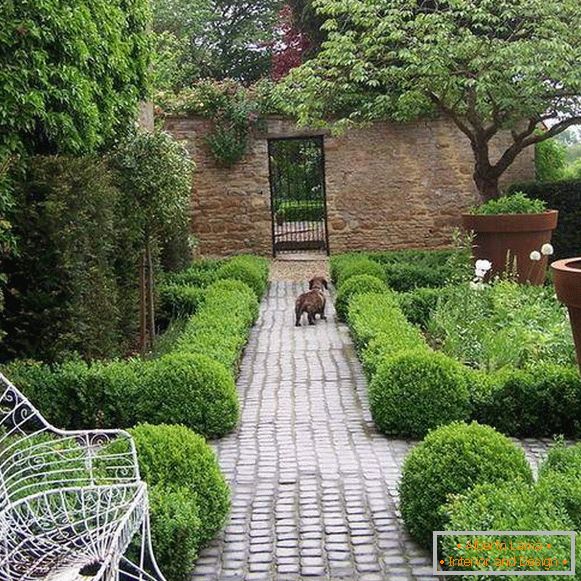 Brick garden paths - photos of footpaths from pavers