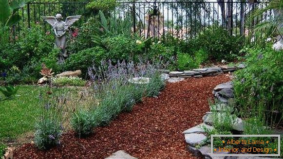 Mulch as a covering for garden paths 2016