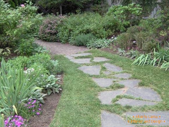 Beautiful garden paths in the country - photo of a stone