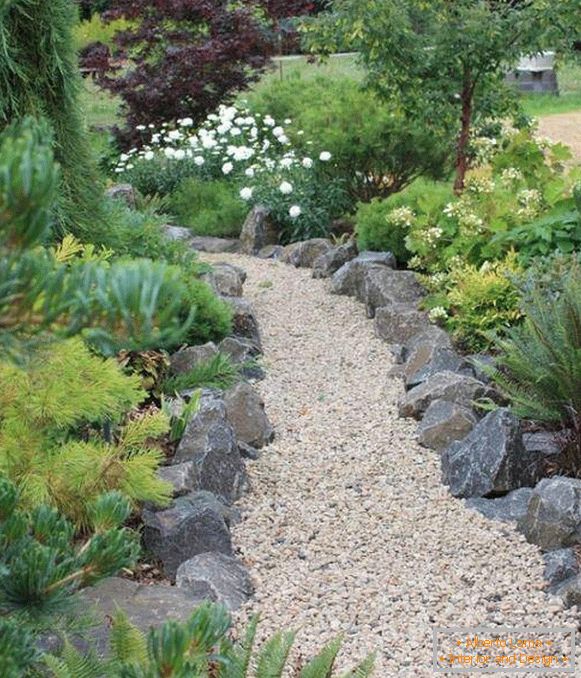Chic border for garden paths made of stones