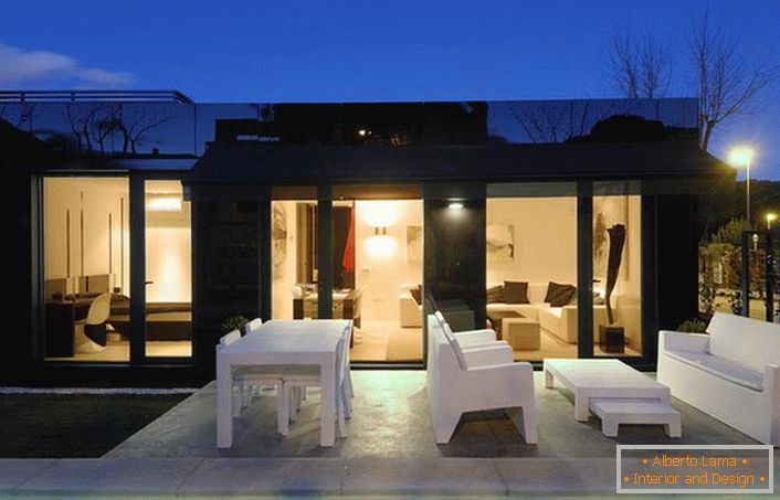 The stylish design of the modular house looks organically with a properly designed courtyard. 