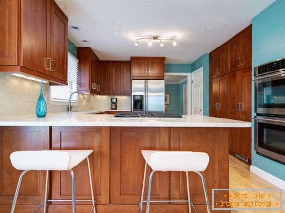 The combination of brown and blue in the design of the kitchen