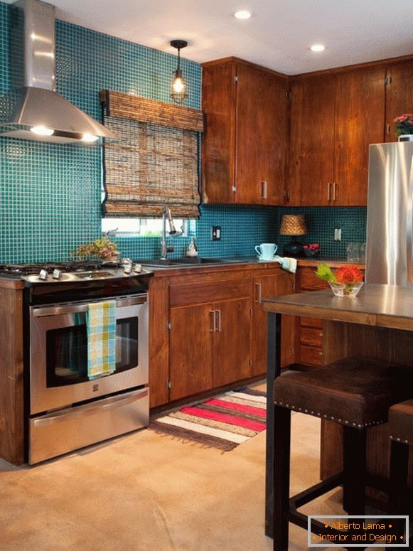 Kitchen in brown tones and with turquoise tiles