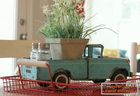 Unusual decoration of the dining table