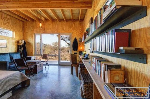 Small inexpensive wooden house in the USA: книжные полки
