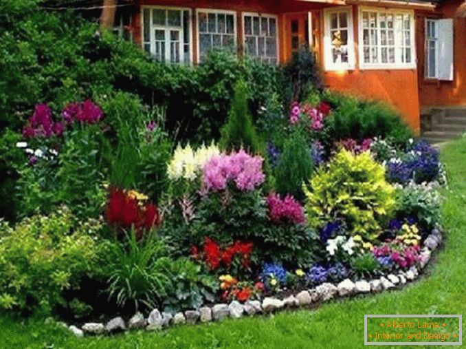 flowerbeds in the courtyard of a private house photo 3