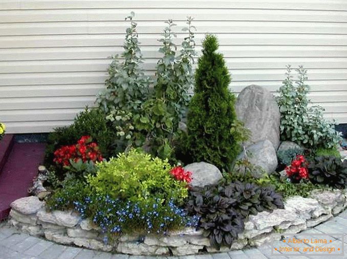 flowerbeds in the courtyard of a private house photo 4