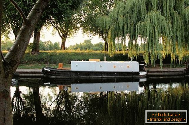 Photo of a floating house