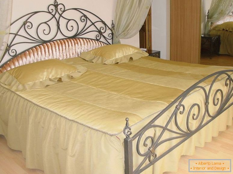 wrought-iron-beds-in-the-interior-04