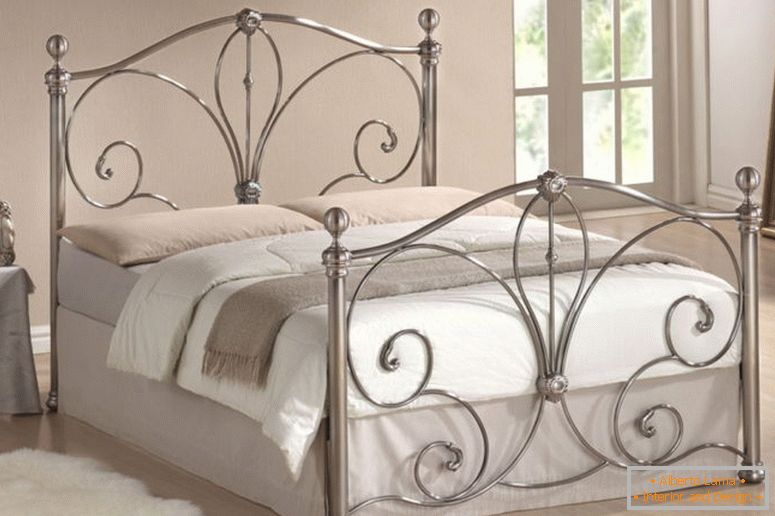 wrought-iron-beds-in-the-interior-02