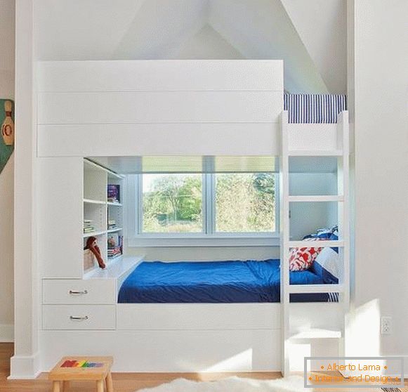 White bunk bed возле окна
