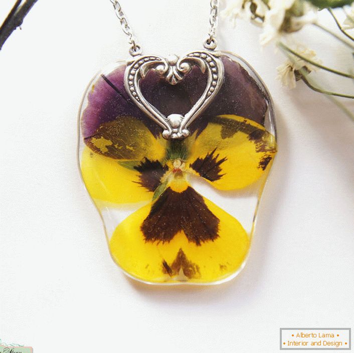 Pendants made of flowers and jewelry epoxy resin