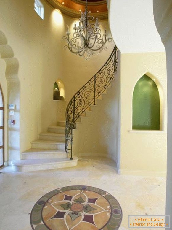 Large entrance hall in Moroccan style with niches