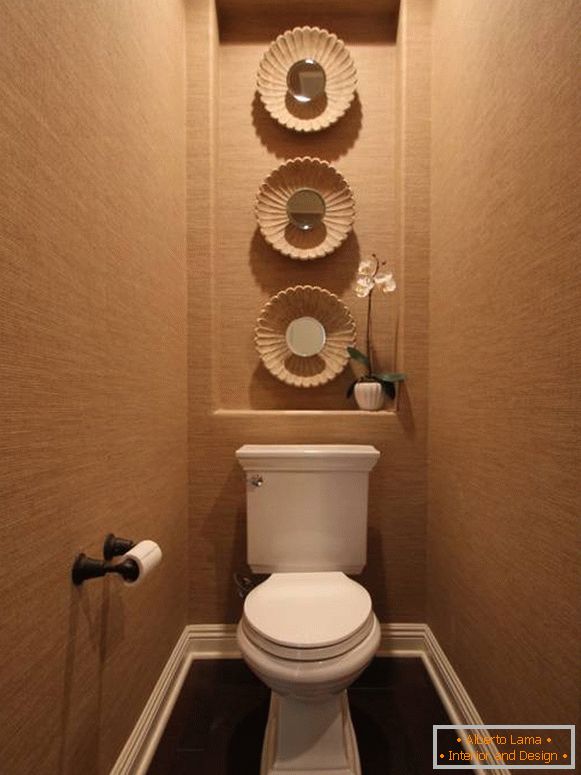 Toilet with niche for decoration