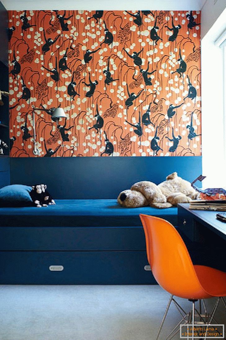 trundle-bed-in-navy-blue-and-deco-monkeys-in-biscuit-by-de-gournay-wallpaper-for-the-vivacious-kids-room