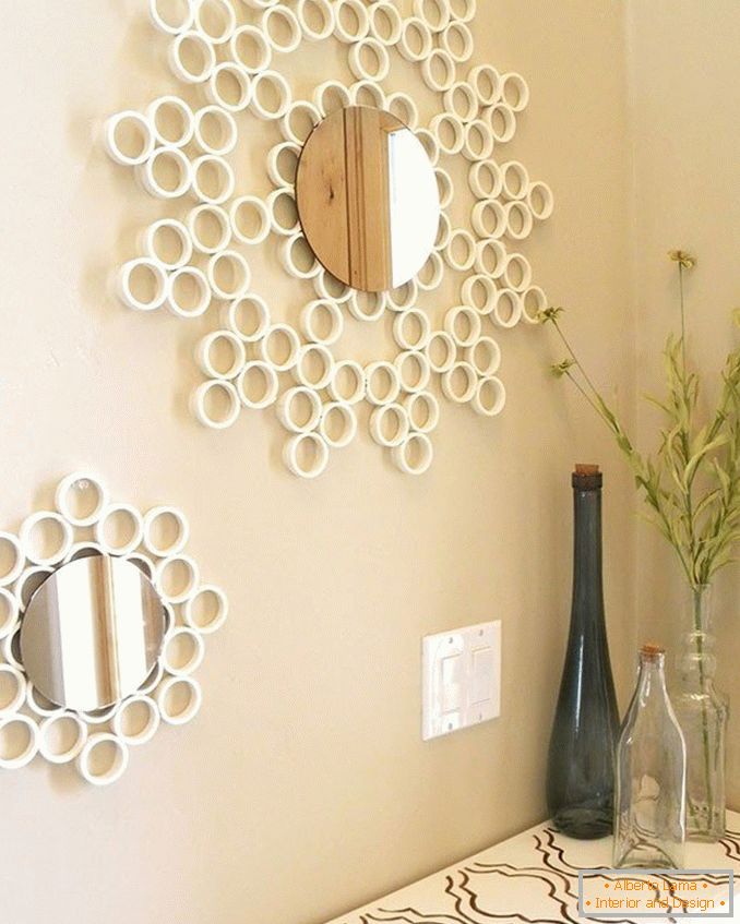 Frame for the mirror made of plastic rings