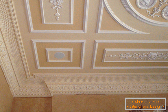 Cornices and moldings of foam on the ceiling - photo