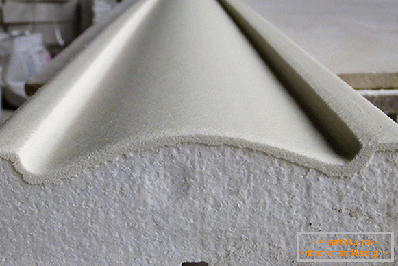 Molding of polystyrene with coating