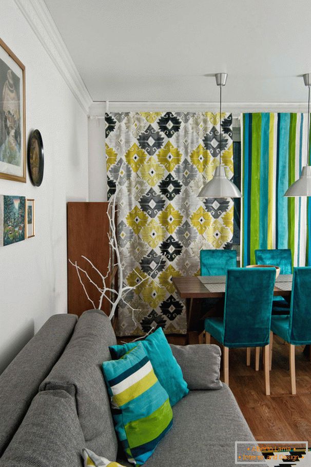 Bright accents in the living room