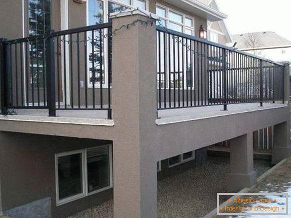 Suspended porch made of concrete with metal handrails