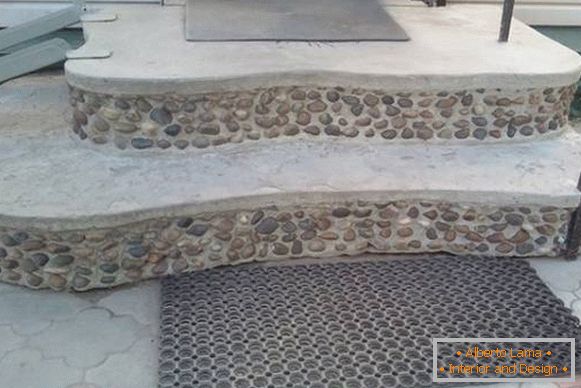 Unusual finish porch made of concrete with small pebbles