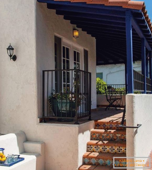 Mediterranean design of the porch of a private house - photo
