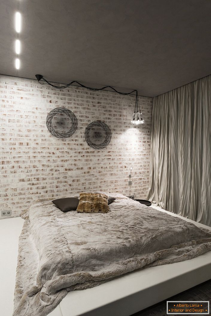 The bedroom in the loft style should contain in its interior a minimum of furniture. A good choice for this style concept is a large soft bed on a low podium.