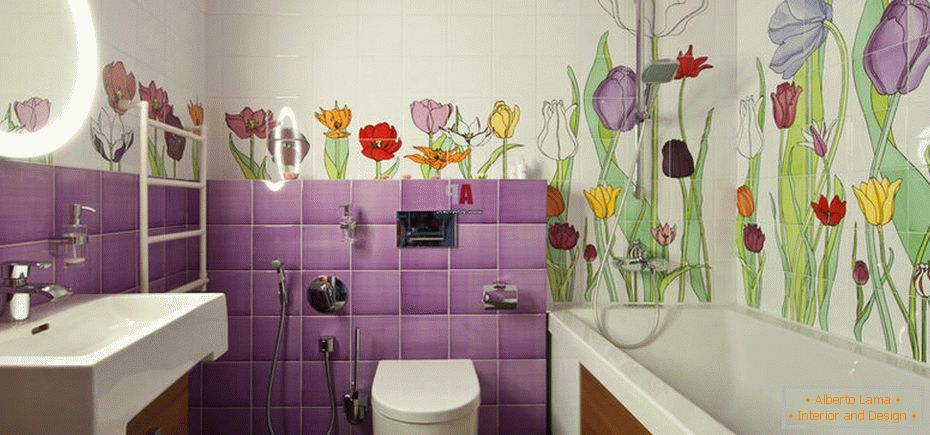 Tile with flower pattern in the bathroom