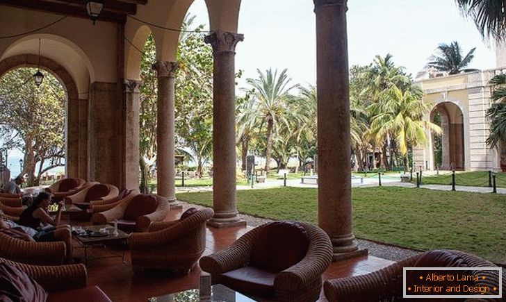 Relax at the Hotel Nacional de Cuba